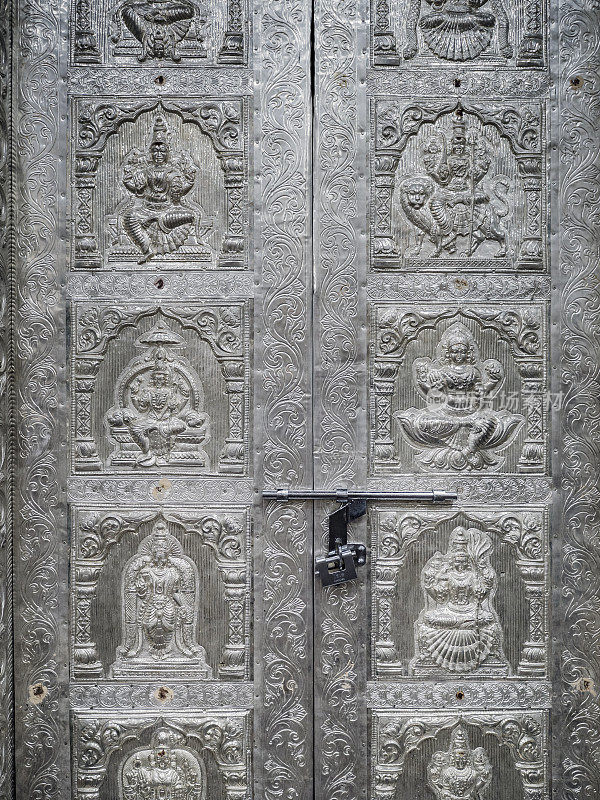 美丽的装饰银门在Sri Vadapathira Kaliamman寺庙